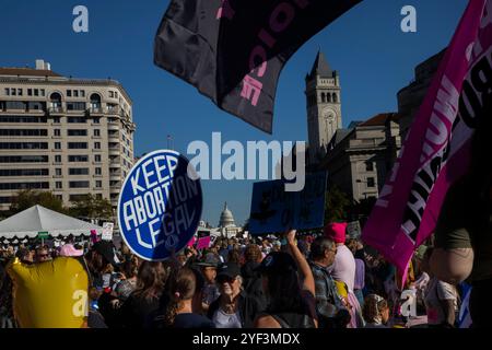 Washington DC, États-Unis. 2 Nov 2024. Quelques jours seulement avant les élections américaines, des milliers de manifestantes ont assisté à la marche des femmes en soutien à la vice-présidente Kamala Harris à Washington DC, aux États-Unis, le 2 novembre 2024. La Marche des femmes est un mouvement dirigé par les femmes qui défend un large éventail de questions, y compris l’antiracisme, le droit de vote, l’égalité salariale et la liberté reproductive. Crédit : Aashish Kiphayet/Alamy Live News Banque D'Images