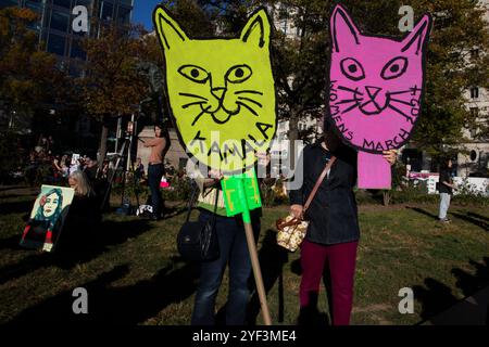 Washington DC, États-Unis. 2 Nov 2024. Les gens tiennent des pancartes pendant la marche nationale des femmes à Freedom Plaza, Washington DC, États-Unis le 2 novembre 2024. Quelques jours seulement avant les élections américaines, des milliers de manifestantes ont assisté à la Marche des femmes en soutien à la vice-présidente Kamala Harris à Washington DC. La Marche des femmes est un mouvement dirigé par des femmes qui plaide pour un large éventail de questions, y compris l'antiracisme, le droit de vote, l'égalité salariale et la liberté reproductive. Crédit : Aashish Kiphayet/Alamy Live News Banque D'Images