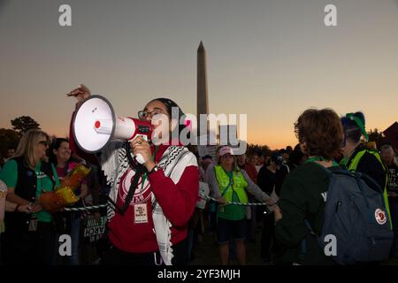 Washington DC, États-Unis. 2 Nov 2024. Des manifestants scandent des slogans lors de la marche nationale des femmes à Washington DC, États-Unis, le 2 novembre 2024. Quelques jours seulement avant les élections américaines, des milliers de manifestantes ont assisté à la Marche des femmes en soutien à la vice-présidente Kamala Harris à Washington DC. La Marche des femmes est un mouvement dirigé par des femmes qui plaide pour un large éventail de questions, y compris l'antiracisme, le droit de vote, l'égalité salariale et la liberté reproductive. Crédit : Aashish Kiphayet/Alamy Live News Banque D'Images