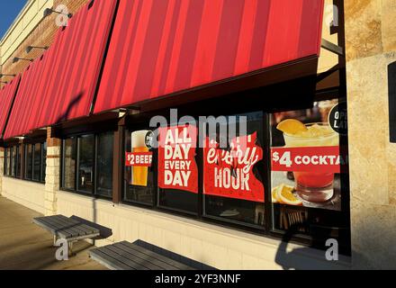 Alexandria, Virginie, États-Unis. 2 novembre 2024. Vue d'un vendredi TGI à Alexandria, en Virginie, alors que la chaîne de restaurants dépose une demande de protection contre la faillite le 2 novembre 2024. Crédit : Mpi34/Media Punch/Alamy Live News Banque D'Images