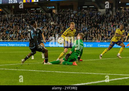 Paul, Minnesota, États-Unis. 2 novembre 2024. Real Salt Lake gardien ZAC MACMATH fait une économie. Minnesota United et Real Salt Lake se sont affrontés dans le groupe Paul Minnesota. Ce match éliminatoire s'est terminé avec la victoire du Minnesota United alors qu'ils battaient le Real Salt Lake dans une fusillade de penalty. (Crédit image : © Michael Turner/ZUMA Press Wire) USAGE ÉDITORIAL SEULEMENT! Non destiné à UN USAGE commercial ! Crédit : ZUMA Press, Inc/Alamy Live News Banque D'Images