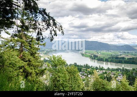 Vue de la ville de Mission avec le fleuve Fraser, la vallée verdoyante et les montagnes en arrière-plan - vallée du Fraser, Colombie-Britannique, Canada Banque D'Images