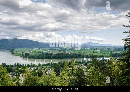 Vue de la ville de Mission avec le fleuve Fraser, la vallée verdoyante et les montagnes en arrière-plan - vallée du Fraser, Colombie-Britannique, Canada Banque D'Images