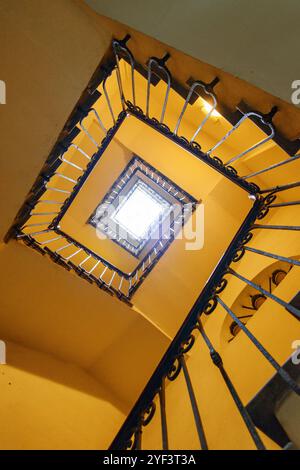 Vue de dessous de l'escalier carré dans la vieille maison, Italie Banque D'Images