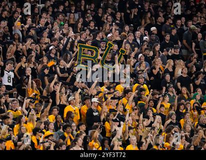 Waco, Texas, États-Unis. 2 novembre 2024. La section étudiante de Baylor, vue pendant la seconde moitié d'un match de football universitaire entre les Baylor Bears et les Horned Frogs de TCU le 2 novembre 2024 à Waco, Texas. Baylor a gagné, 37-34, sur un field goal comme le temps expiré. (Crédit image : © Scott Coleman/ZUMA Press Wire) USAGE ÉDITORIAL SEULEMENT! Non destiné à UN USAGE commercial ! Crédit : ZUMA Press, Inc/Alamy Live News Banque D'Images