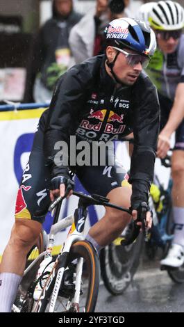 Saitama, Japon. 2 novembre 2024. Le cycliste slovène Primoz Roglic de Red Bull-Bora-Hansgrohe fait de la vitesse sur le Tour de France Saitama Criterium à Saitama, banlieue de Tokyo, le samedi 2 novembre 2024. Roglic termine deuxième au Saitama Criterium. (Photo de Yoshio Tsunoda/AFLO) crédit : Aflo Co. Ltd./Alamy Live News Banque D'Images