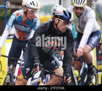 Saitama, Japon. 2 novembre 2024. Le cycliste slovène Primoz Roglic de Red Bull-Bora-Hansgrohe fait de la vitesse sur le Tour de France Saitama Criterium à Saitama, banlieue de Tokyo, le samedi 2 novembre 2024. Roglic termine deuxième au Saitama Criterium. (Photo de Yoshio Tsunoda/AFLO) crédit : Aflo Co. Ltd./Alamy Live News Banque D'Images