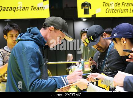 Saitama, Japon. 2 novembre 2024. Le cycliste britannique Christpher Froom d’Israel-premier Tech donne ses autographes aux fans japonais avant le Tour de France Saitama Criterium à Saitama, banlieue de Tokyo, samedi 2 novembre 2024. (Photo de Yoshio Tsunoda/AFLO) crédit : Aflo Co. Ltd./Alamy Live News Banque D'Images