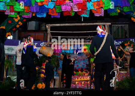 Chapulhuacanito, San Luis Potosi, Mexique - 31 octobre 2024 : le maire de Cole exécutant le rituel traditionnel de baisser les masques lors de l'inauguration de Banque D'Images