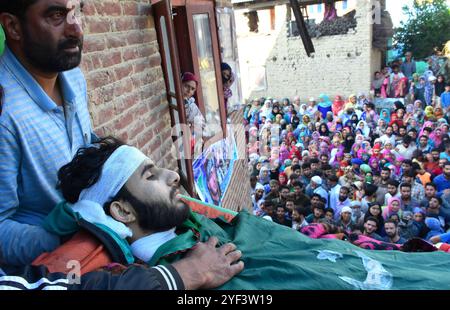 Anantnag, Cachemire.18 juin 2019. Les personnes en deuil assistent aux funérailles du commandant rebelle tué Sajad Ahmad Bhat dans le village de Mahrhama, dans le district d'Anantnag, au Cachemire sous administration indienne. Sajad a été tué avec son associé Tawseef Ahmed Bhat lors d'une confrontation nocturne avec les forces indiennes. Sajad était recherché par les autorités pour l'attentat suicide mortel responsable de la mort de 40 policiers paramilitaires le 14 février. Lors d’un autre affrontement lundi, un rebelle, un civil et deux soldats indiens ont été tués, tandis que 9 autres soldats ont été blessés, suite à l’explo Banque D'Images