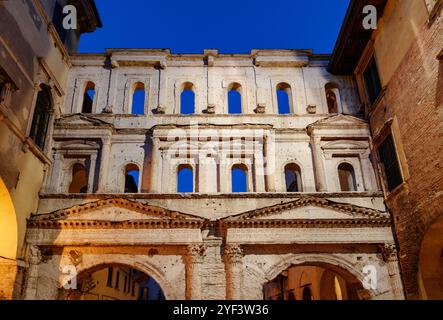 Superbe vue en soirée sur la Porta Borsari à Vérone, Italie. L'ancienne porte romaine est une attraction touristique populaire de l'Europe. Banque D'Images