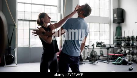 Femme en classe d'autodéfense personnelle. Entraînement sportif de sécurité Banque D'Images