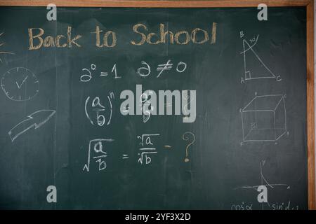 Un tableau avec des problèmes de mathématiques et les mots retour à l'école écrits dessus Banque D'Images