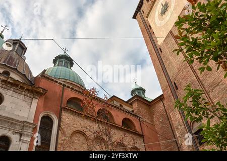 Élégants dômes de la cathédrale de San Pietro Apostolo, un monument historique situé au coeur de Trévise, Vénétie, Italie. Banque D'Images