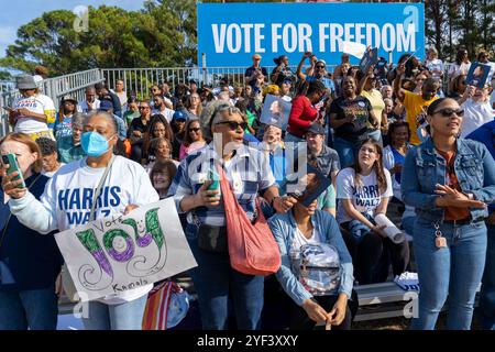 ATLANTA, GÉORGIE - 02 NOVEMBRE : L'audience d'un vice-président américain Kamala Harris, le rassemblement du candidat du Parti démocrate 2024 au Atlanta Civic Center, à Atlanta, Géorgie, le samedi 2 novembre 2024. ( Credit : Phil Mistry/Alamy Live News Banque D'Images