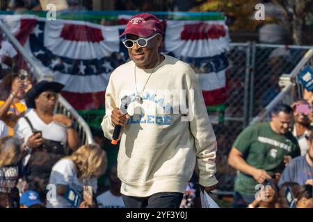 ATLANTA, GÉORGIE - 02 NOVEMBRE : le réalisateur américain Spike Lee s'exprime à Kamala Harris, vice-président américain, le rassemblement du candidat du Parti démocrate 2024 à l'Atlanta Civic Center, à Atlanta, Géorgie, le samedi 2 novembre 2024. ( Credit : Phil Mistry/Alamy Live News Banque D'Images