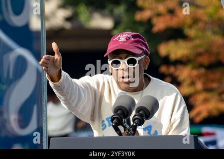 ATLANTA, GÉORGIE - 02 NOVEMBRE : le réalisateur américain Spike Lee s'exprime à Kamala Harris, vice-président américain, le rassemblement du candidat du Parti démocrate 2024 à l'Atlanta Civic Center, à Atlanta, Géorgie, le samedi 2 novembre 2024. ( Credit : Phil Mistry/Alamy Live News Banque D'Images