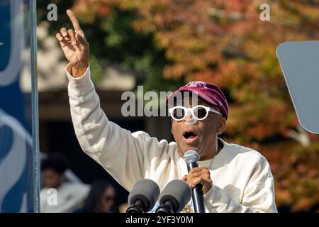 ATLANTA, GÉORGIE - 02 NOVEMBRE : le réalisateur américain Spike Lee s'exprime à Kamala Harris, vice-président américain, le rassemblement du candidat du Parti démocrate 2024 à l'Atlanta Civic Center, à Atlanta, Géorgie, le samedi 2 novembre 2024. ( Credit : Phil Mistry/Alamy Live News Banque D'Images