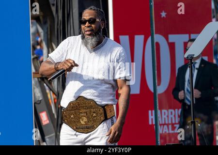 ATLANTA, GÉORGIE - 02 NOVEMBRE : le rappeur américain Pastor Troy s'exprime lors d'un rassemblement du vice-président américain Kamala Harris, le candidat du Parti démocrate 2024 à l'Atlanta Civic Center, à Atlanta, Géorgie, le samedi 2 novembre 2024. ( Credit : Phil Mistry/Alamy Live News Banque D'Images