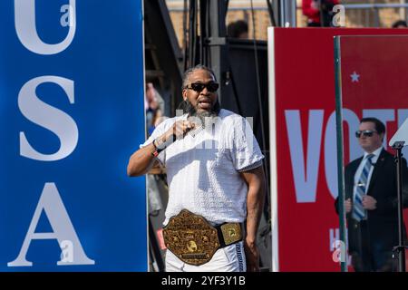 ATLANTA, GÉORGIE - 02 NOVEMBRE : le rappeur américain Pastor Troy s'exprime lors d'un rassemblement du vice-président américain Kamala Harris, le candidat du Parti démocrate 2024 à l'Atlanta Civic Center, à Atlanta, Géorgie, le samedi 2 novembre 2024. ( Credit : Phil Mistry/Alamy Live News Banque D'Images