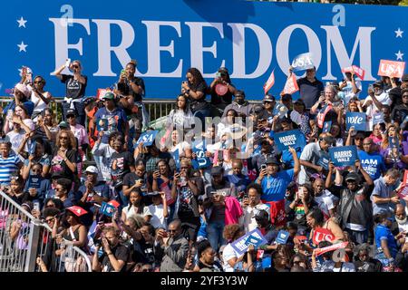 ATLANTA, GÉORGIE - 02 NOVEMBRE : L'audience d'un vice-président américain Kamala Harris, le rassemblement du candidat du Parti démocrate 2024 au Atlanta Civic Center, à Atlanta, Géorgie, le samedi 2 novembre 2024. ( Credit : Phil Mistry/Alamy Live News Banque D'Images