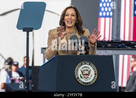 Atlanta, États-Unis. 02 novembre 2024. Le vice-président des États-Unis Kamala Harris, le candidat du Parti démocrate 2024 à la présidence des États-Unis, organise un rassemblement au Atlanta Civic Center, à Atlanta, Géorgie, États-Unis le samedi 2 novembre, 2024. Harris espère dynamiser ses partisans dans l'État crucial de Géorgie, qui est le champ de bataille, trois jours avant le jour des élections. Photo Andy Rice/CNP/ABACAPRESS. COM Credit : Abaca Press/Alamy Live News Banque D'Images