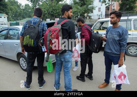 Srinagar, Cachemire. 03 août 2019. Touristes et pèlerins attendent leur transport alors qu'ils se préparent à quitter Srinagar, dans le Cachemire administré par l'Inde. Un ordre du gouvernement indien administré le Cachemire vendredi a demandé aux touristes ainsi qu'aux pèlerins hindous visitant un sanctuaire grotte himalayen au Cachemire de raccourcir leur voyage et de partir pour des raisons de sécurité. Les tensions se sont accrues au Cachemire sous administration indienne après l'annonce du déploiement de 10 000 soldats supplémentaires dans la région Banque D'Images