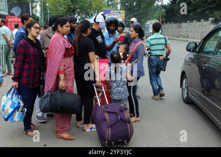 Srinagar, Cachemire. 03 août 2019. Touristes et pèlerins attendent leur transport alors qu'ils se préparent à quitter Srinagar, dans le Cachemire administré par l'Inde. Un ordre du gouvernement indien administré le Cachemire vendredi a demandé aux touristes ainsi qu'aux pèlerins hindous visitant un sanctuaire grotte himalayen au Cachemire de raccourcir leur voyage et de partir pour des raisons de sécurité. Les tensions se sont accrues au Cachemire sous administration indienne après l'annonce du déploiement de 10 000 soldats supplémentaires dans la région Banque D'Images