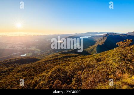 Superbe panorama du lever du soleil depuis Boroka Lookout vers Halls Gap, Grampians, Victoria, Australie Banque D'Images