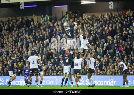 Edimbourg, Écosse, Royaume-Uni, 2 novembre 2024 - Scott Cummings, avec un peu d'aide de Grant Gilchrist, remporte la ligne pour l'Écosse. Scotland v Fidji at Murrayfield, Edinburgh.- crédit : Thomas Gorman/Alamy News Live Banque D'Images