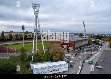 Die Abrissarbeiten an der Haupttribüne am Stadion im Friedrich-Ludwig-Jahn-Sportpark in Berlin-Prenzlauer Berg gehen weiter. Trotz Widerstand von Architekten und Anwohnern, beschloss der Berliner Senat den Abriss des Stadions und einen Neubau. / Les travaux de démolition de la tribune principale du stade Friedrich-Ludwig-Jahn-Sportpark à Berlin-Prenzlauer Berg se poursuivent. Malgré l'opposition des architectes et des résidents, le Sénat de Berlin a décidé de démolir le stade et d'en construire un nouveau. Friedrich-Ludwig-Jahn-Sportpark - Abrissarbeiten *** démolition de la tribune principale du stade de Friedri Banque D'Images