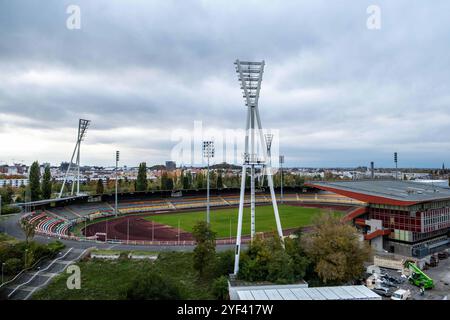 Die Abrissarbeiten an der Haupttribüne am Stadion im Friedrich-Ludwig-Jahn-Sportpark in Berlin-Prenzlauer Berg gehen weiter. Trotz Widerstand von Architekten und Anwohnern, beschloss der Berliner Senat den Abriss des Stadions und einen Neubau. / Les travaux de démolition de la tribune principale du stade Friedrich-Ludwig-Jahn-Sportpark à Berlin-Prenzlauer Berg se poursuivent. Malgré l'opposition des architectes et des résidents, le Sénat de Berlin a décidé de démolir le stade et d'en construire un nouveau. Friedrich-Ludwig-Jahn-Sportpark - Abrissarbeiten *** démolition de la tribune principale du stade de Friedri Banque D'Images