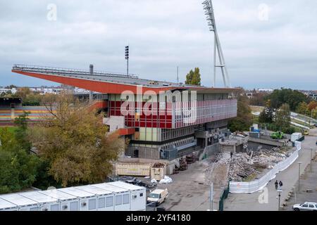 Die Abrissarbeiten an der Haupttribüne am Stadion im Friedrich-Ludwig-Jahn-Sportpark in Berlin-Prenzlauer Berg gehen weiter. Trotz Widerstand von Architekten und Anwohnern, beschloss der Berliner Senat den Abriss des Stadions und einen Neubau. / Les travaux de démolition de la tribune principale du stade Friedrich-Ludwig-Jahn-Sportpark à Berlin-Prenzlauer Berg se poursuivent. Malgré l'opposition des architectes et des résidents, le Sénat de Berlin a décidé de démolir le stade et d'en construire un nouveau. Friedrich-Ludwig-Jahn-Sportpark - Abrissarbeiten *** démolition de la tribune principale du stade de Friedri Banque D'Images