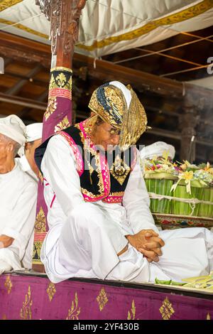 Un homme est possédé pendant le rituel Ngurek, quand les esprits ancestraux entrent dans le corps. Kuningan, Temple Pura Gunung Sari, Denpasar, Bali Banque D'Images