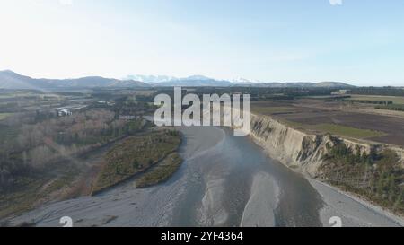 Cette photo aérienne montre la rivière Rangitata dans la région de Canterbury en Nouvelle-Zélande, Banque D'Images