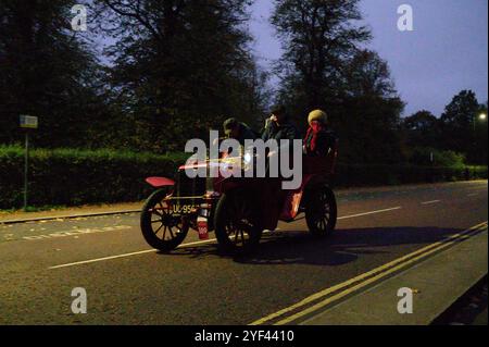 Londres, Royaume-Uni. 3rd Nov 2024. Dès avant l’aube, le dimanche 3 novembre, Hyde Park londonien sera plein de vues, de sons et d’odeurs de l’aube de la conduite automobile, alors que 400 pilotes intrépides se préparent, avec leurs machines pionnières, à la course annuelle RM Sotheby’s London to Brighton Veteran car Run. Ensuite, alors que le soleil se lève à 7h00, tous les participants partiront pour le voyage historique de 60 miles vers la côte du Sussex. Crédit : Mary-lu Bakker/Alamy Live News Banque D'Images