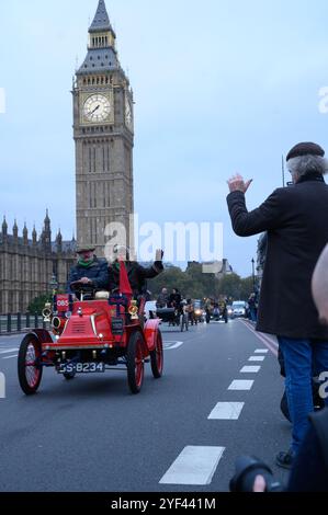 Londres, Royaume-Uni. 3rd Nov 2024. Dès avant l’aube, le dimanche 3 novembre, Hyde Park londonien sera plein de vues, de sons et d’odeurs de l’aube de la conduite automobile, alors que 400 pilotes intrépides se préparent, avec leurs machines pionnières, à la course annuelle RM Sotheby’s London to Brighton Veteran car Run. Ensuite, alors que le soleil se lève à 7h00, tous les participants partiront pour le voyage historique de 60 miles vers la côte du Sussex. Crédit : Mary-lu Bakker/Alamy Live News Banque D'Images