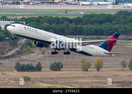 Aéroport de Madrid Barajas. Décollage d'un Boeing 767 de Delta Air Lines. Banque D'Images