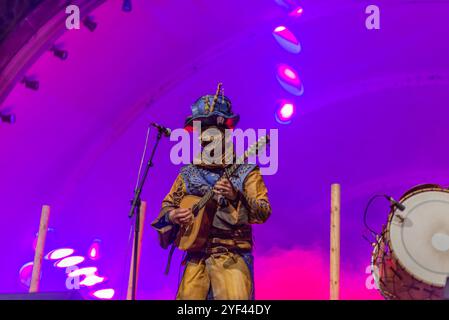 Logroño, la Rioja, Espagne. 02 novembre 2024. Groupe musical avec masques et costumes médiévaux se produisant sur scène illuminée, dans l'Auto de Fe Banque D'Images