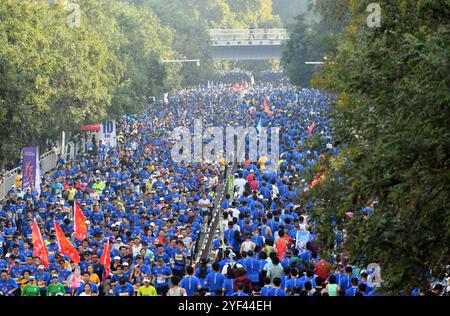 Zhengzhou, province chinoise du Henan. 3 novembre 2024. Les participants courent sur la route de Renmin lors du marathon de Zhengzhou 2024 à Zhengzhou, dans la province du Henan, au centre de la Chine, le 3 novembre 2024. Crédit : Zhao Peng/Xinhua/Alamy Live News Banque D'Images