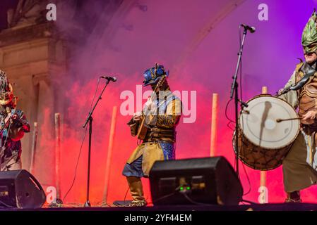 Logroño, la Rioja, Espagne. 02 novembre 2024. Groupe musical avec masques et costumes médiévaux se produisant sur scène illuminée, dans l'Auto de Fe Banque D'Images