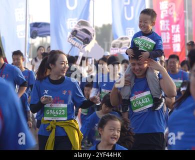 Zhengzhou, province chinoise du Henan. 3 novembre 2024. Les participants courent devant le lac Ruyi lors du marathon de Zhengzhou 2024 à Zhengzhou, province du Henan, au centre de la Chine, le 3 novembre 2024. Crédit : Li Jianan/Xinhua/Alamy Live News Banque D'Images