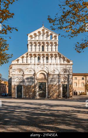 La façade de l'ancienne église de San Paolo a Ripa d'Arno, Pise, Italie, en automne Banque D'Images