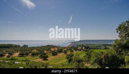 Le magnifique tronçon de côte qui va d’Ortona à Vasto, connu sous le nom de “Costa dei Trabocchi”, s’étend sur environ 40 km et comporte Numer Banque D'Images