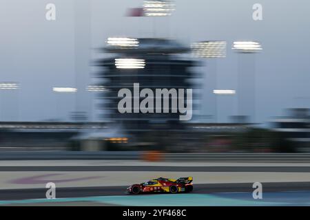 Sakhir, Bahreïn. 2 novembre 2024. L'hypercar de Ferrari AF Corse No.51 participe à la course des 8 heures de Bahreïn, manche 8 du Championnat du monde d'Endurance FIA 2024 sur le circuit International de Bahreïn (BIC) à Sakhir, Bahreïn, le 2 novembre 2024. Crédit : Qian Jun/Xinhua/Alamy Live News Banque D'Images