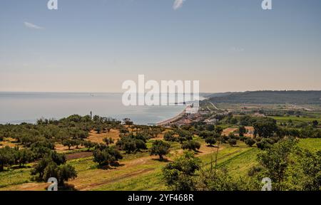 Le magnifique tronçon de côte qui va d’Ortona à Vasto, connu sous le nom de “Costa dei Trabocchi”, s’étend sur environ 40 km et comporte Numer Banque D'Images