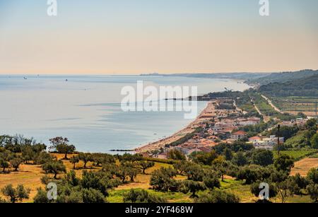 Le magnifique tronçon de côte qui va d’Ortona à Vasto, connu sous le nom de “Costa dei Trabocchi”, s’étend sur environ 40 km et comporte Numer Banque D'Images