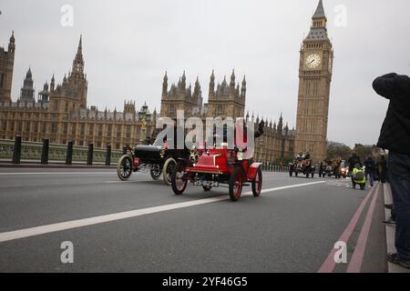 3 novembre 2024, Londres, Royaume-Uni Rallye annuel de Century Old Cars la course de Londres à Brighton, un événement pour les voitures construites avant 1905, prend dans les rues de Londres alors que les véhicules anciens commencent leur voyage annuel vers le front de mer de Brighton. Un 1902 Covert traverse Westminster Bridge. Crédit photo : Roland Ravenhill/Alamy Banque D'Images