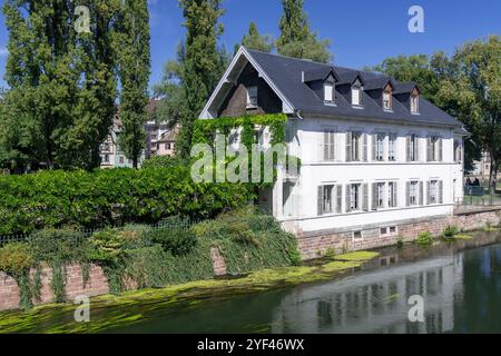 Strasbourg, France - vue sur le quartier Tanner avec une maison construite entre les deux canaux au XIXe siècle. Banque D'Images