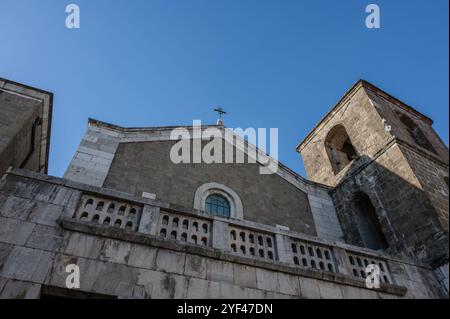 La cathédrale de San Clemente est le lieu de culte principal dans la ville de Teano, en Campanie, et le siège du diocèse de Teano-Calvi Banque D'Images